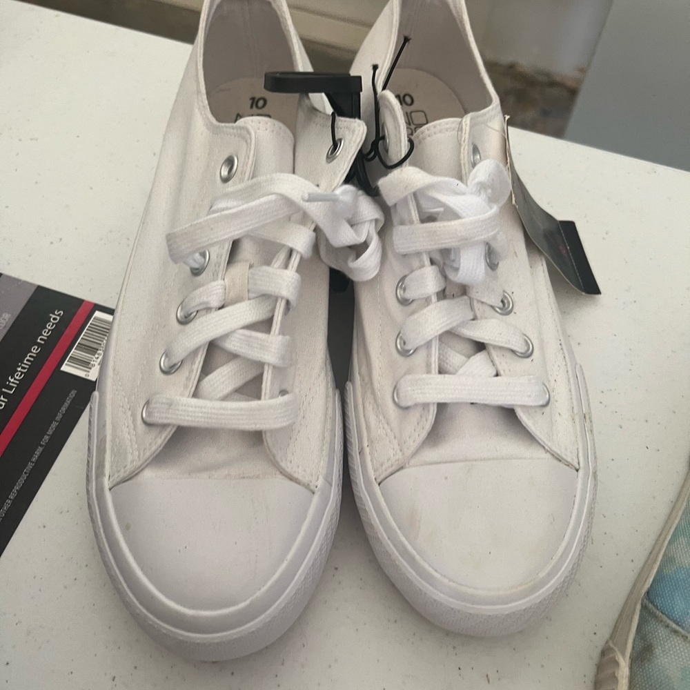 White Athletic Shoes with Smooth Leather Finish